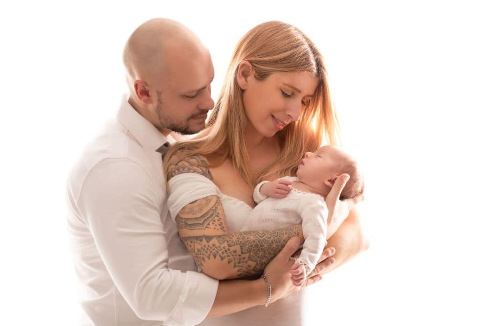 Emotionale Babyfotografie Düsseldorf – inniger Moment zwischen Eltern und Neugeborenem