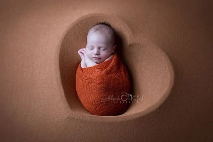 Babyfotografie Düsseldorf – liebevolle Neugeborenenfotografie im warmen Studio