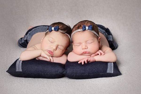 Zwillingsshooting Babyfotografie Düsseldorf – natürliche Farben und Nähe