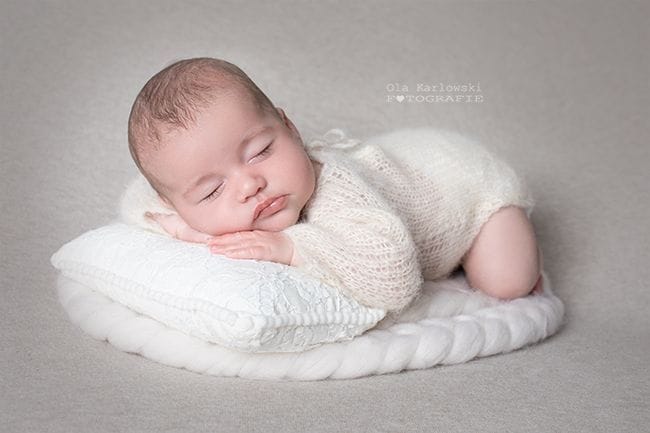 Neugeborenenfotografie im Studio Düsseldorf – schlafendes Baby in warmer, sicherer Umgebung