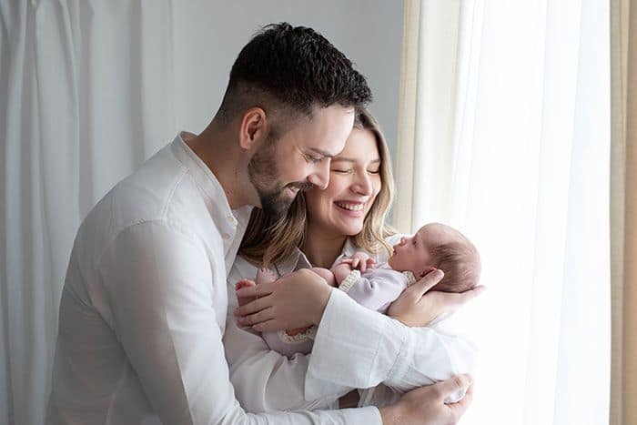 Babyfotografie im Studio Düsseldorf – Eltern halten ihr Neugeborenes liebevoll im Arm