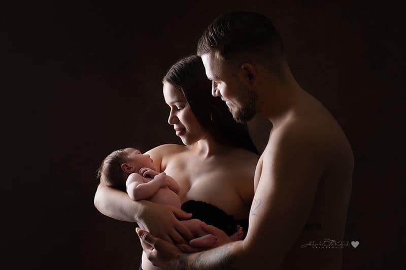 Babyfotografie Studio Düsseldorf – geschützter Moment zwischen Eltern und Neugeborenem